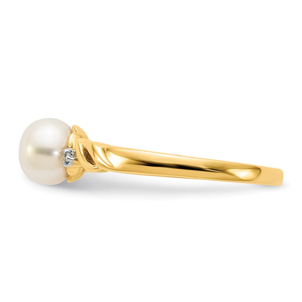 10k FW Cultured Pearl and Diamond Twist Ring