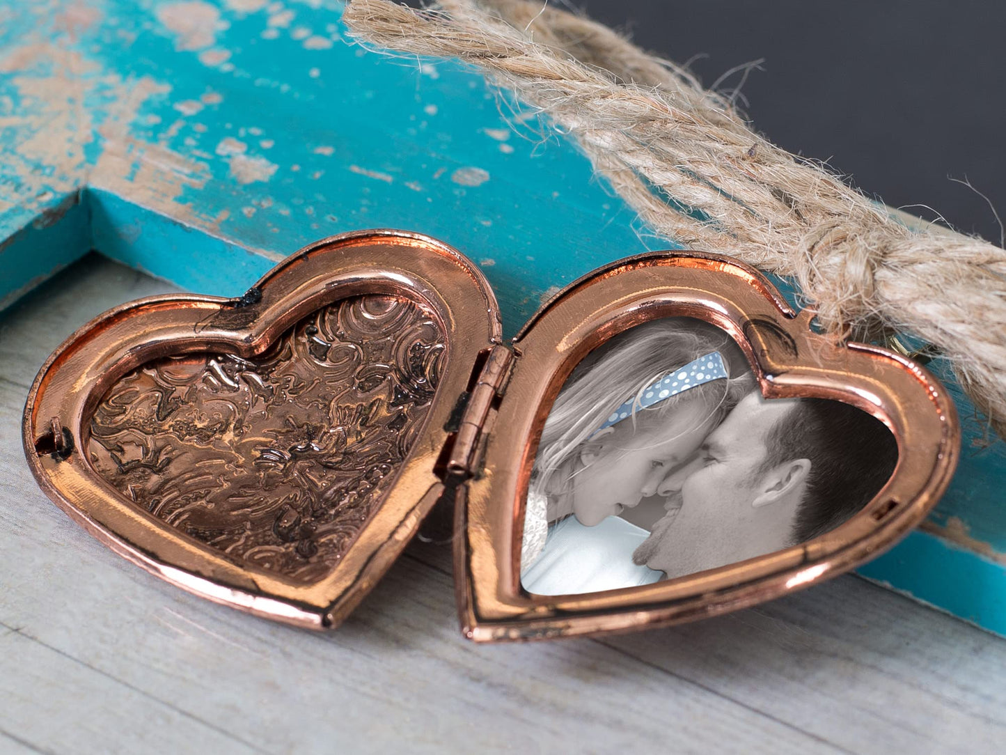 Fashion Distressed Finish Lord Bless You Heart Locket Music Box (6 X 4) Made In China gm18537